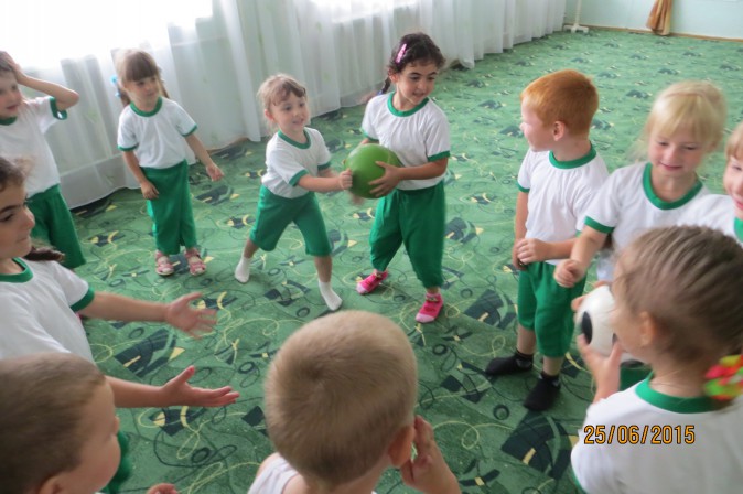 Передай в детском. Дети в кругу с мячом. Игры с мячом в старшей группе. Дети в кругу с мячом для детского сада. Дети передают мяч в кругу.