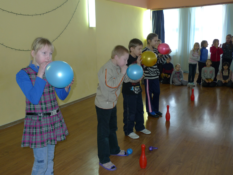 9 лет в садике. Конкурсы с шарами для детей. Конкурс надувание шаров. Дети надувают шарики в школе. Эстафеты с воздушными шарами.