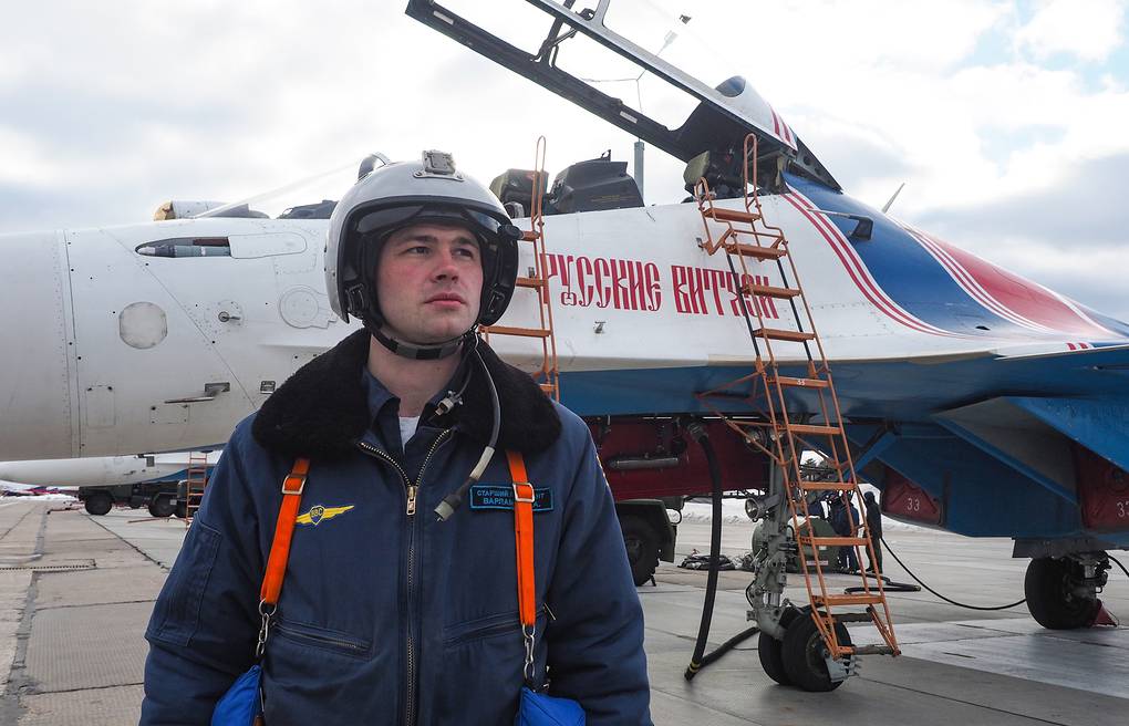 Москва русский витязь. Русские Витязи пилоты Сергей. Щеглов Сергей Владимирович русские Витязи. Сергей Стрижак русские Витязи. Андрей Варламов летчик истребители.